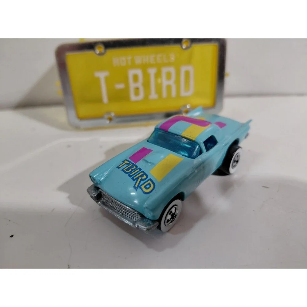 Hot Wheels Park N' Plates 1:64 Die Cast Ford Thunderbird Classic Car w/Case